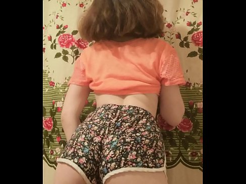 ❤️ Vogëlushja e re seksi duke zhveshur pantallonat e shkurtra në kamera Porno në pornografi sq.hentaiser.ru
