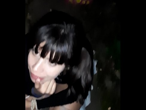 ❤️ Në rrugë penisi i fryrë në këmbim të karamele Porno në pornografi sq.hentaiser.ru